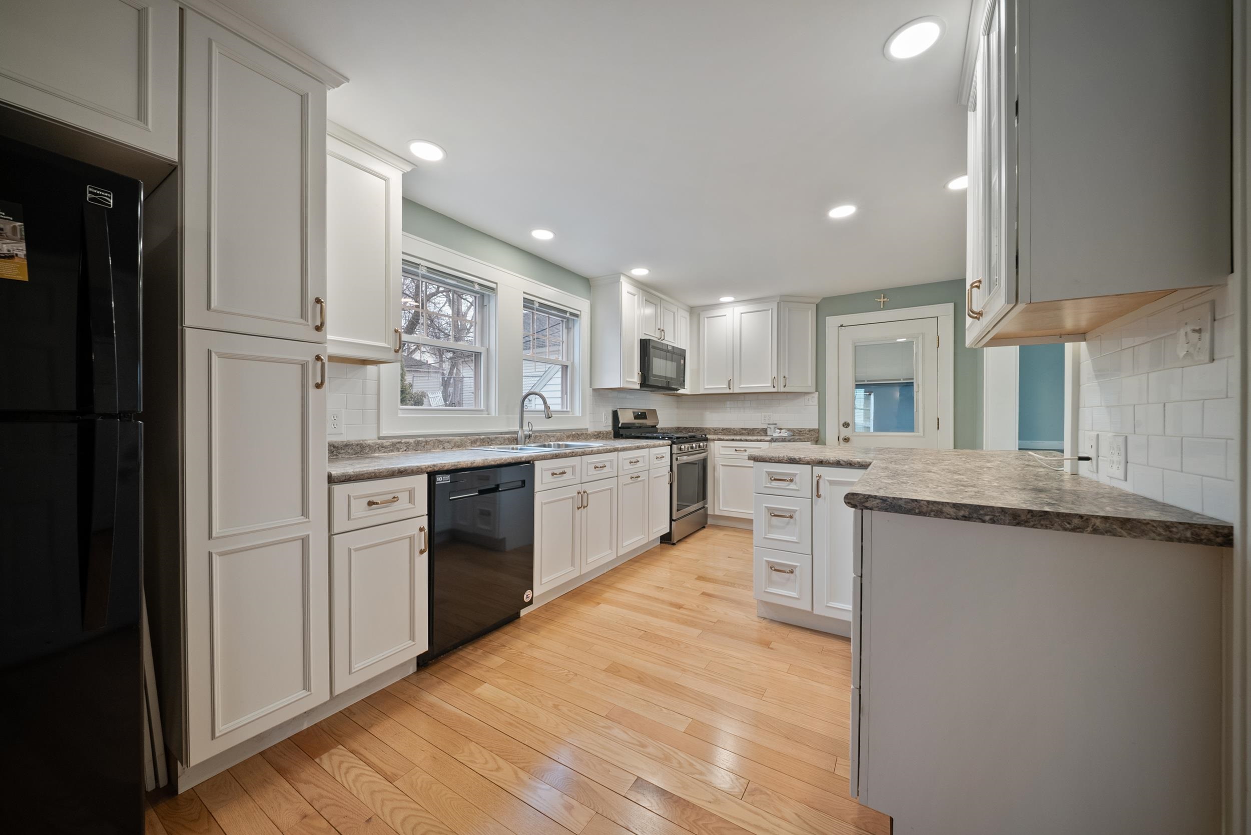 853 Union Street Manchester, NH 03104 - Photo 5 of 45