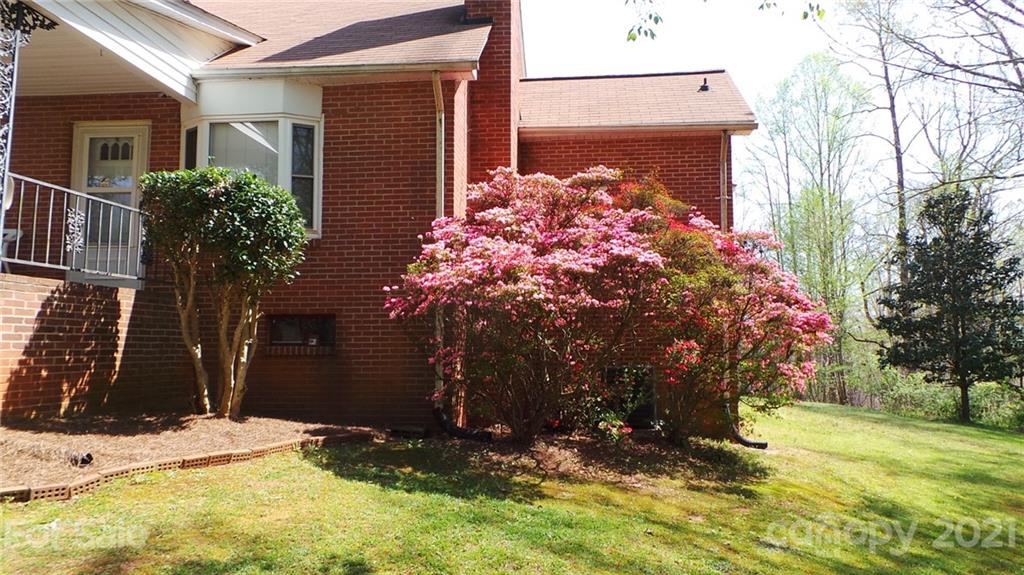 2476 Robinson Road Newton, NC 28658 - Photo 6 of 48 Gallery Image 6