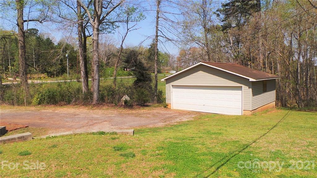 2476 Robinson Road Newton, NC 28658 - Photo 10 of 48 Gallery Image 10