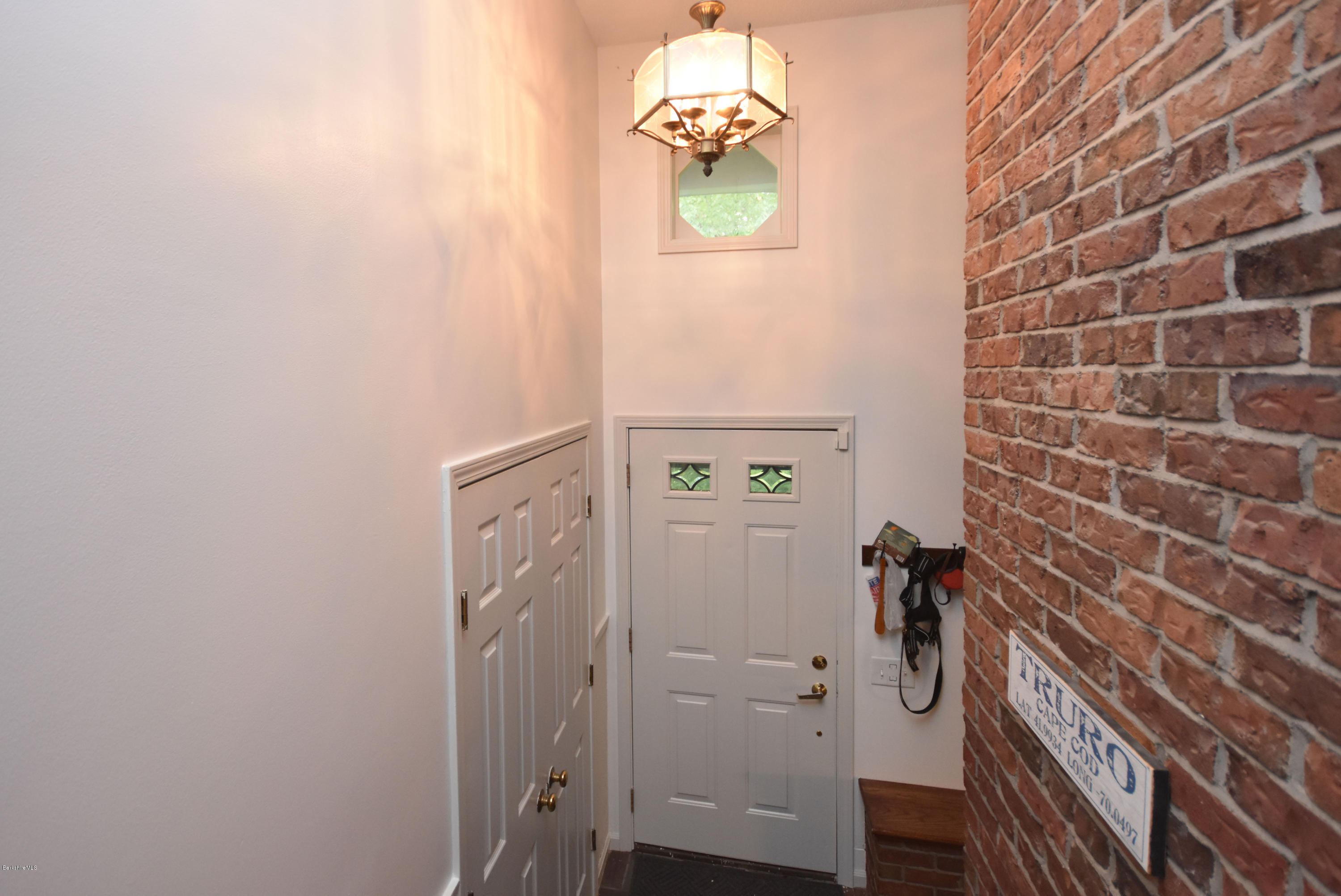 878 Holmes Road Pittsfield, MA 01201 - Photo 3 of 37 Entry