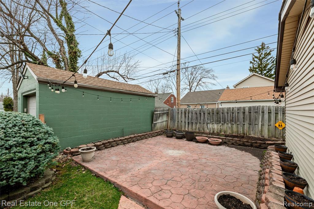 1488 Roslyn Road Grosse Pointe Woods, MI 48236 - Photo 34 of 40