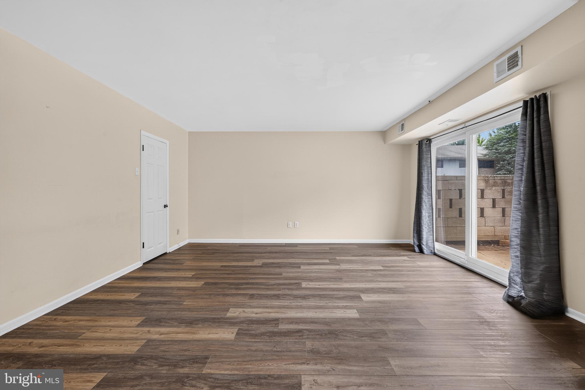 1518 Manley Road, Unit B33 West Chester, PA 19382 - Photo 6 of 34 Living Room