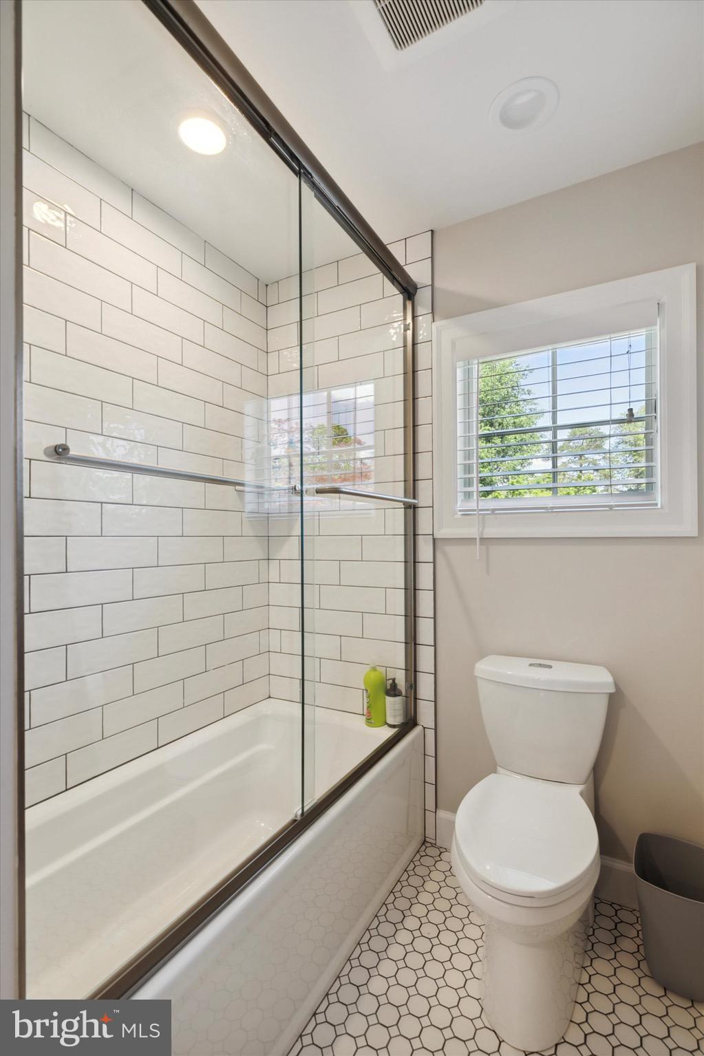 121 Hillside Road Wayne, PA 19087 - Photo 33 of 43 2nd Floor Jack and Jill Bathroom