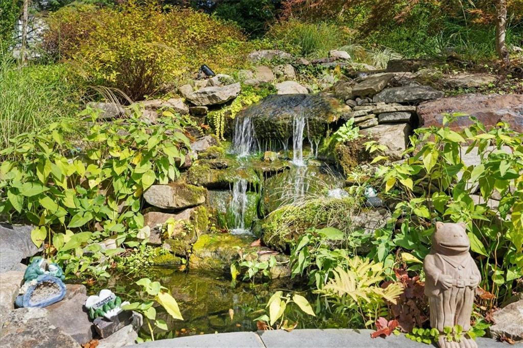 430 Woodland Road Sewickley, PA 15143 - Photo 43 of 49 a view of a bunch of flowers in a garden