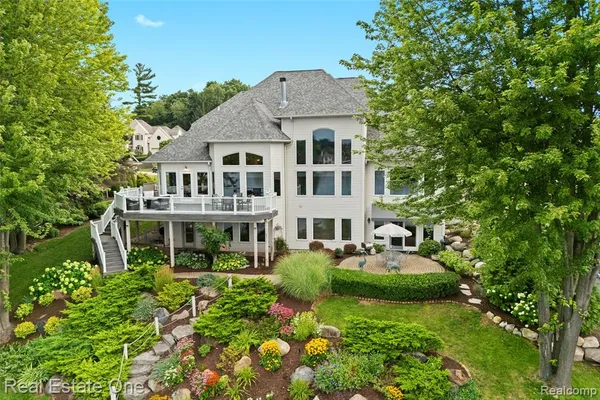 $1,390,000 | 16048 Pine Bluff Court, Fenton, MI 48430
