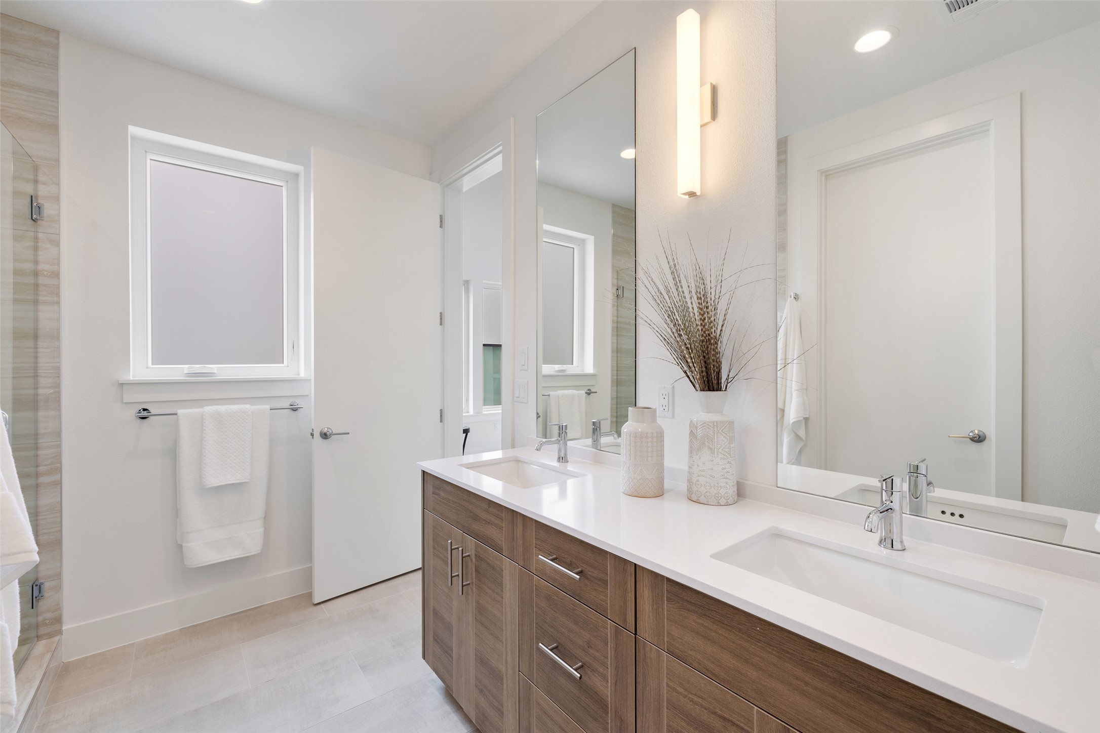 900 South 2nd Street, Unit 21 Austin, TX 78704 - Photo 19 of 25 a bathroom with double vanity sinks and a mirror