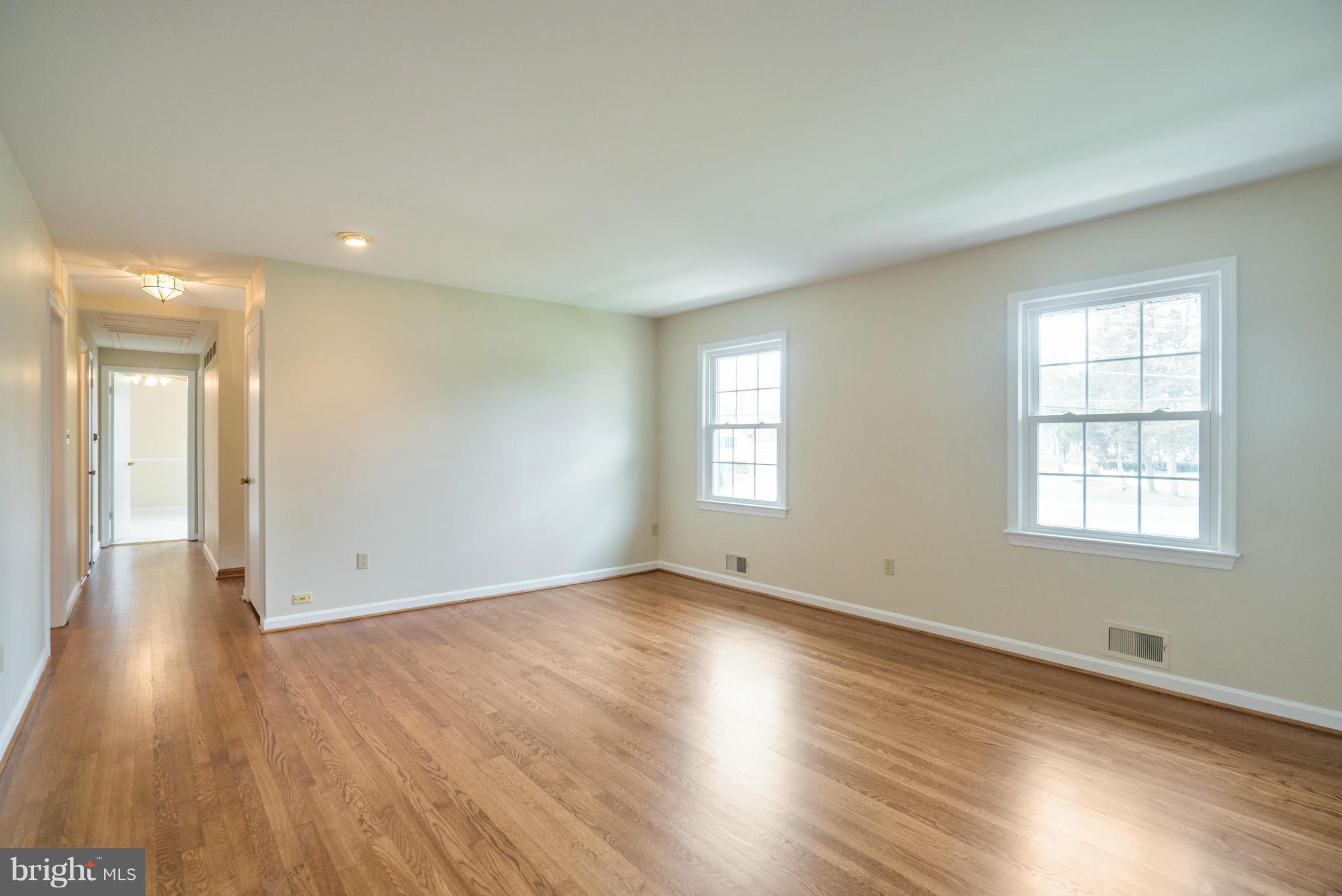 8401 Fort Hunt Road Alexandria, VA 22308 - Photo 3 of 29 Living Room