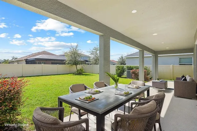 a view of a backyard