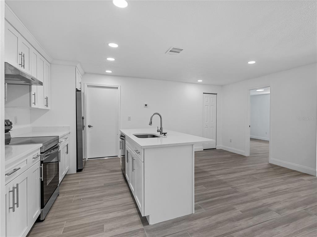 8201 Riverside Drive Northeast St. Petersburg, FL 33702 - Photo 5 of 25
