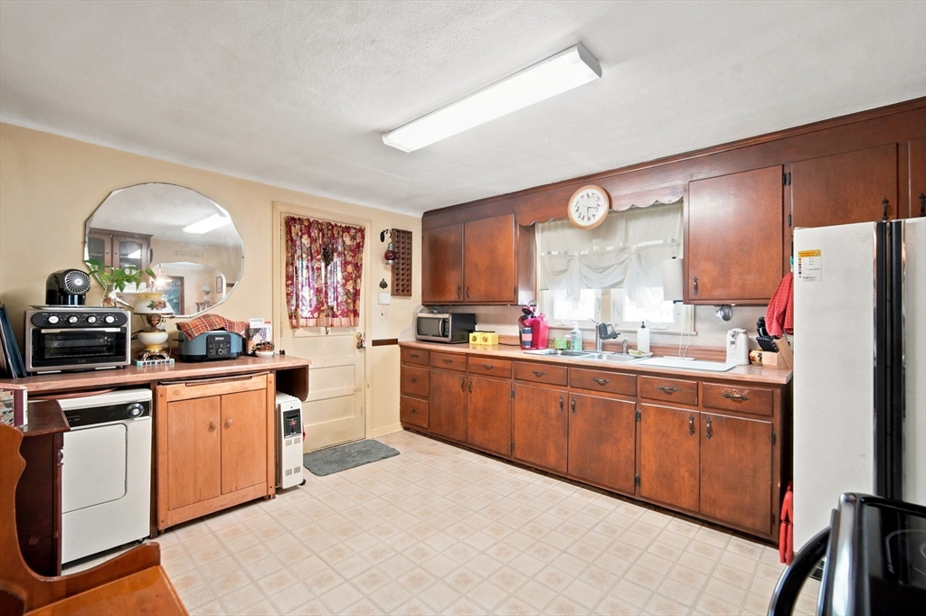 1258 Liberty Street Springfield, MA 01104 - Photo 12 of 32