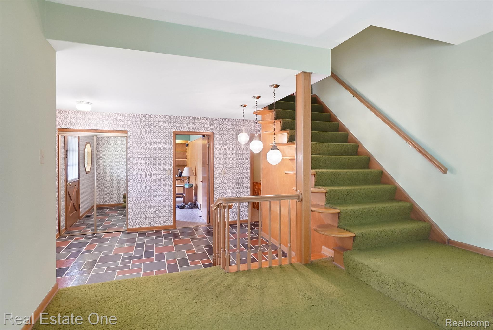 2086 Avoncrest Court Rochester, MI 48309 - Photo 5 of 38 Beautiful woodwork throughout