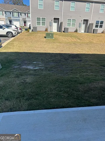 a view of a house with backyard