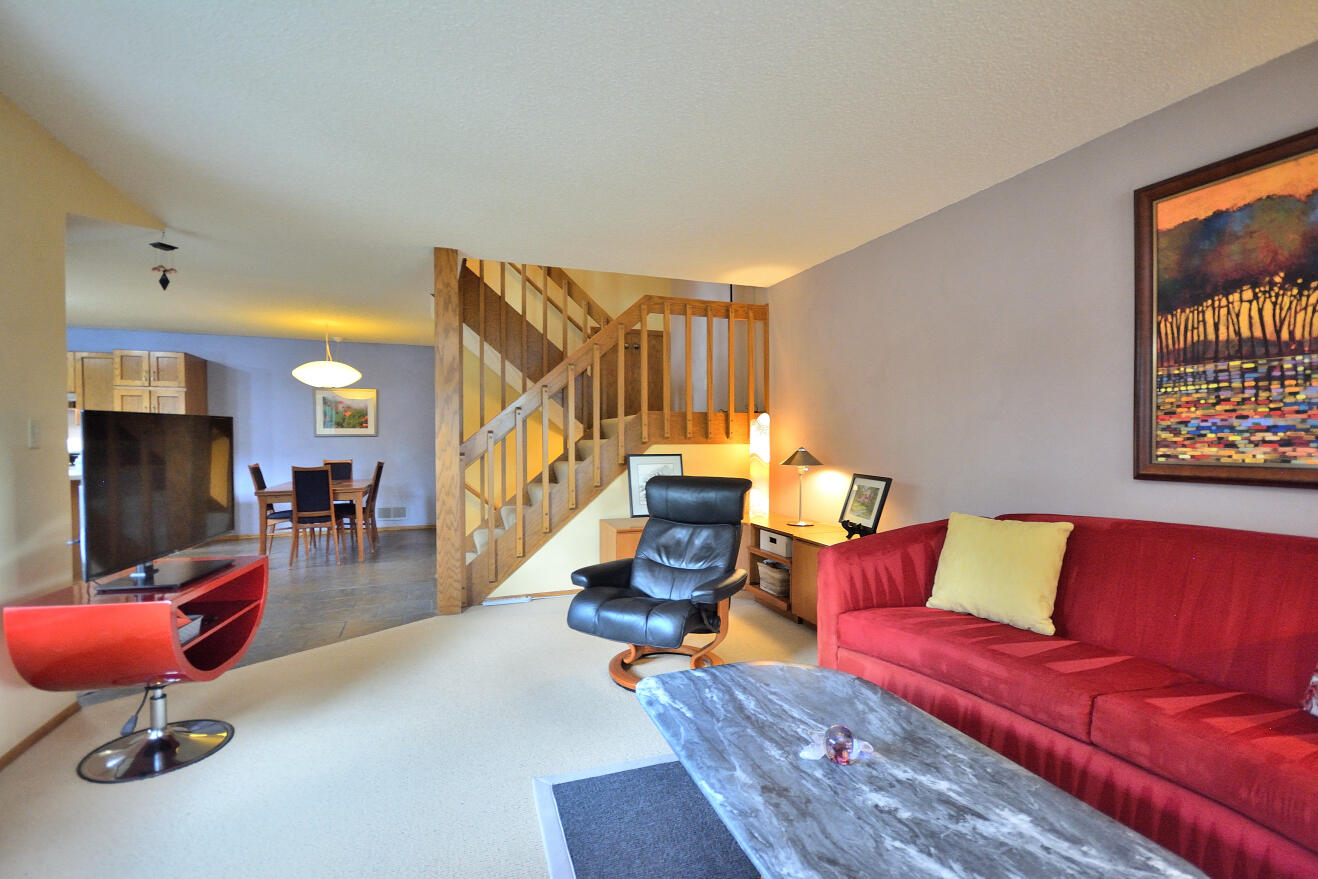 15651 West Ridge Road New Berlin, WI 53151 - Photo 6 of 27 LIVING ROOM