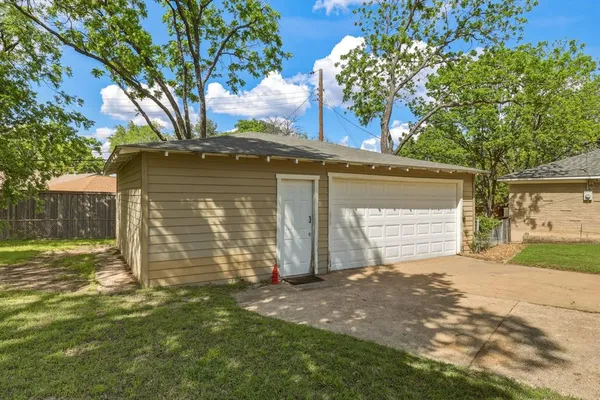 $465,000 | 2367 Rockyglen Drive, Dallas, TX 75228