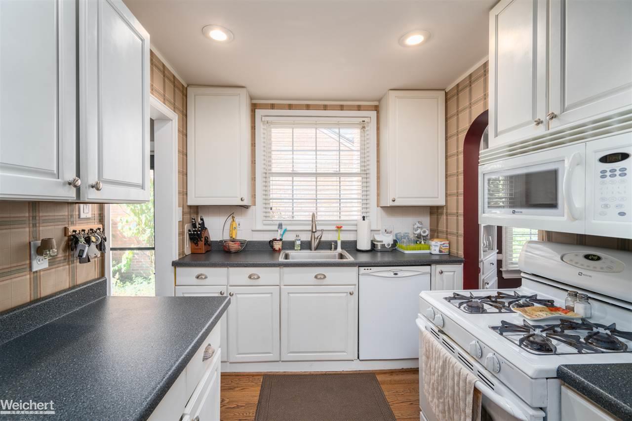 1649 Roslyn Road Grosse Pointe Woods, MI 48236 - Photo 17 of 30