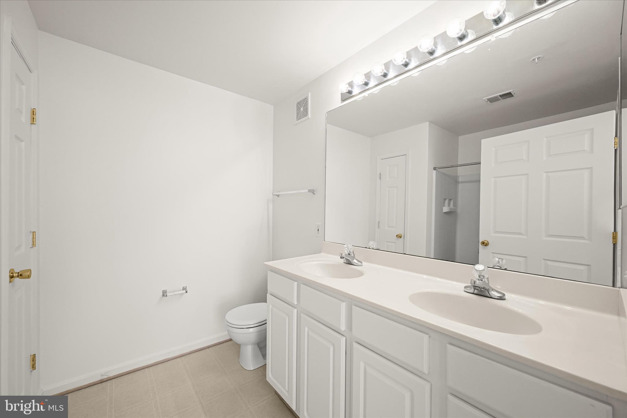 1974 Scotts Crossing Way, Unit 102 Annapolis, MD 21401 - Photo 22 of 36 Primary En-Suite Full Bath