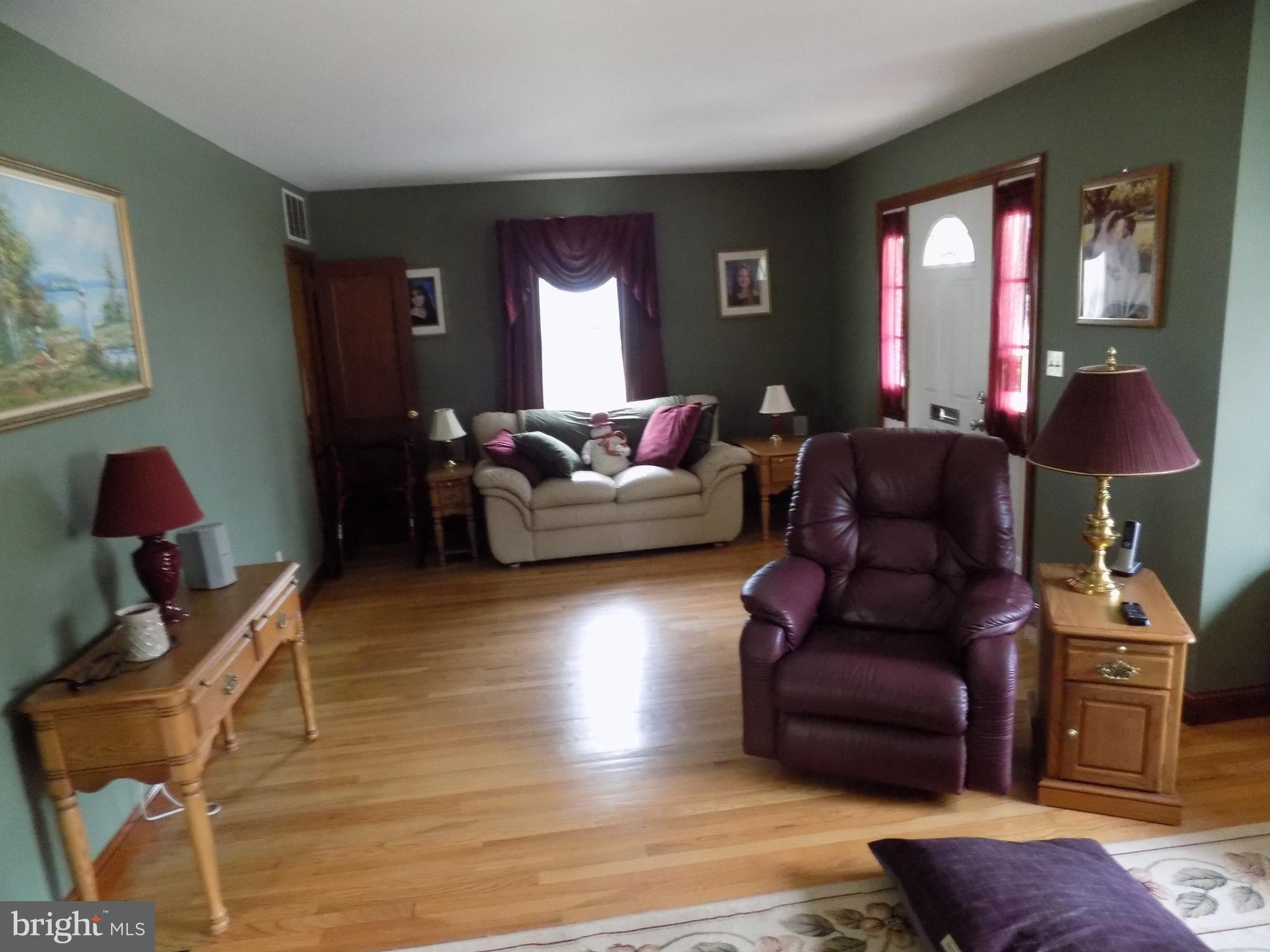 33 Mansion Road Linthicum Heights, MD 21090 - Photo 21 of 30 Living Room