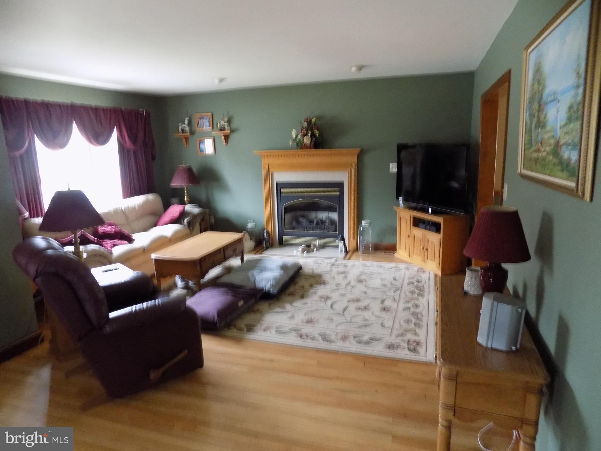 33 Mansion Road Linthicum Heights, MD 21090 - Photo 22 of 30 Living Room
