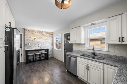 $425,000 | 2610 Sunnyside Avenue, Westchester, IL 60154