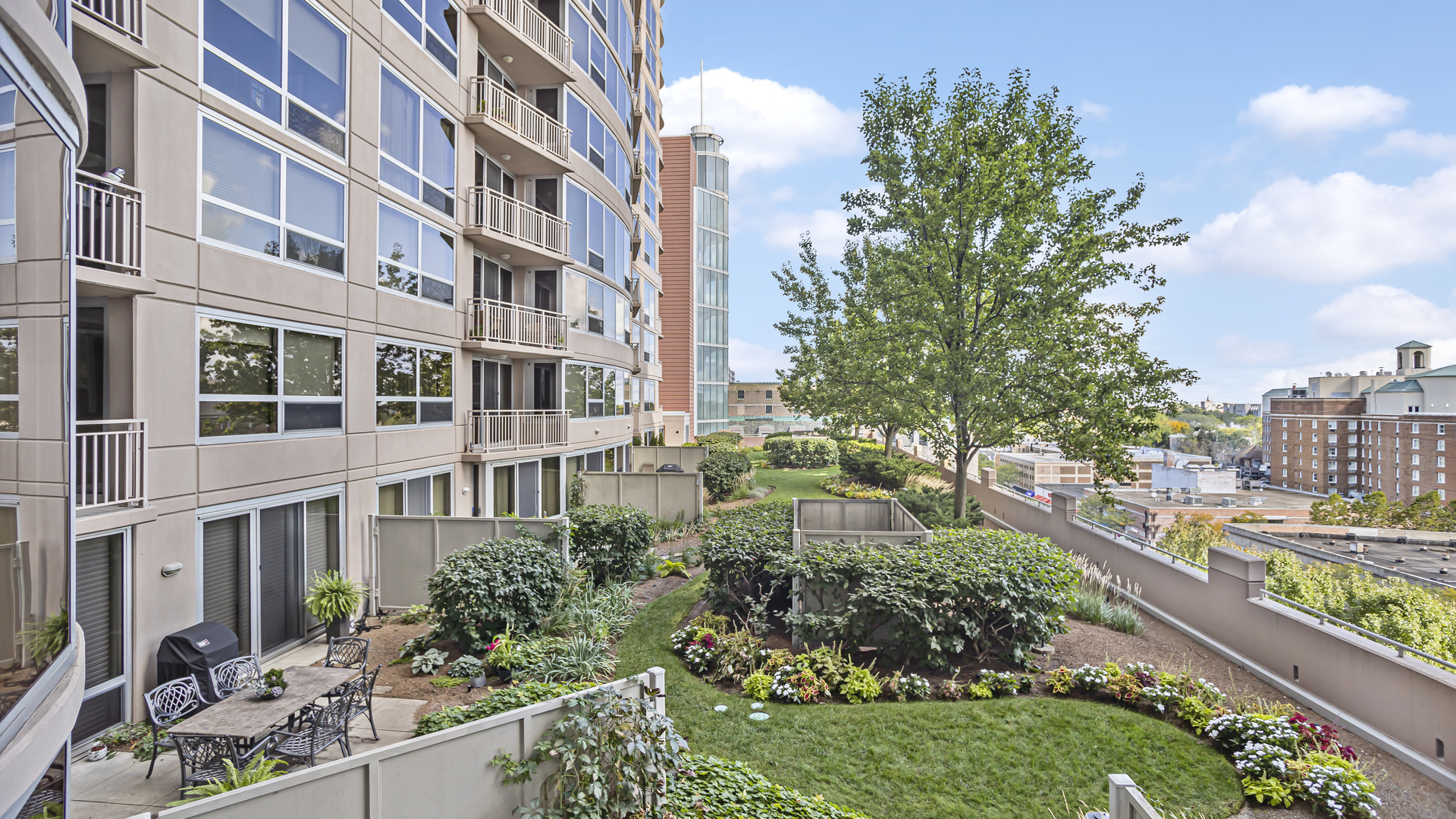 807 Davis Street, Unit 808 Evanston, IL 60201 - Photo 13 of 14 a view of a city and tall buildings