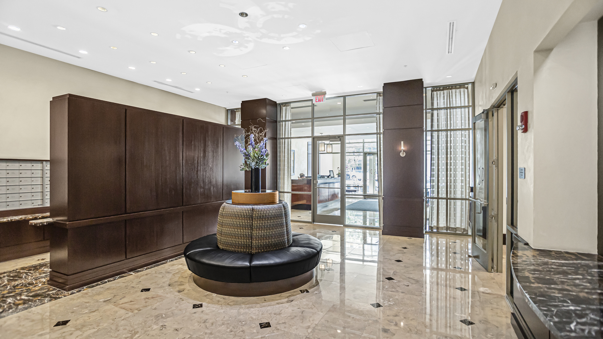 807 Davis Street, Unit 808 Evanston, IL 60201 - Photo 2 of 14 a living room with furniture and a potted plant
