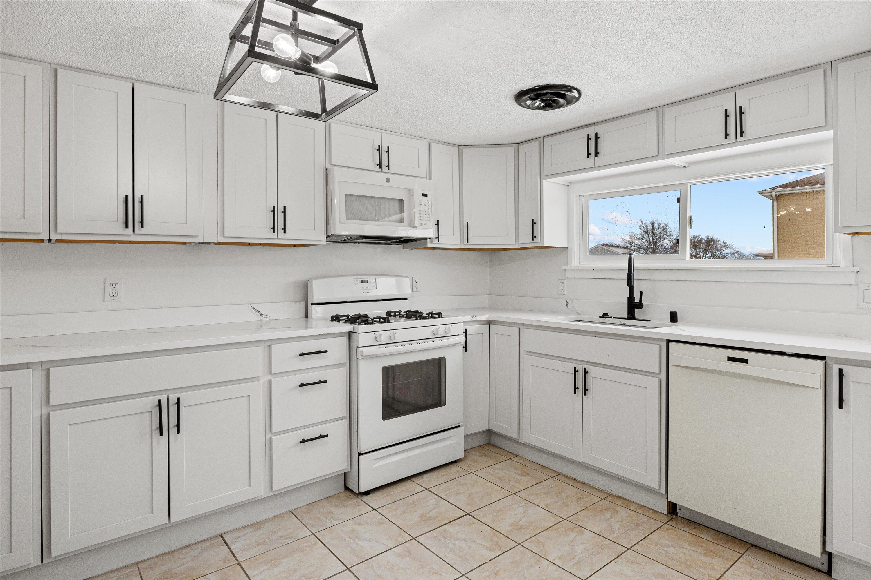 5329 16th Street Mount Pleasant, WI 53406 - Photo 3 of 21 14-925A7359