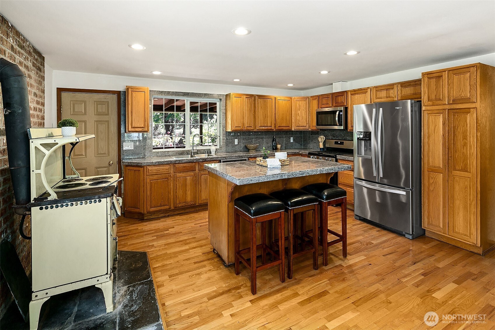 17023 Southeast Jones Road Renton, WA 98058 - Photo 5 of 37 Gallery Image 5