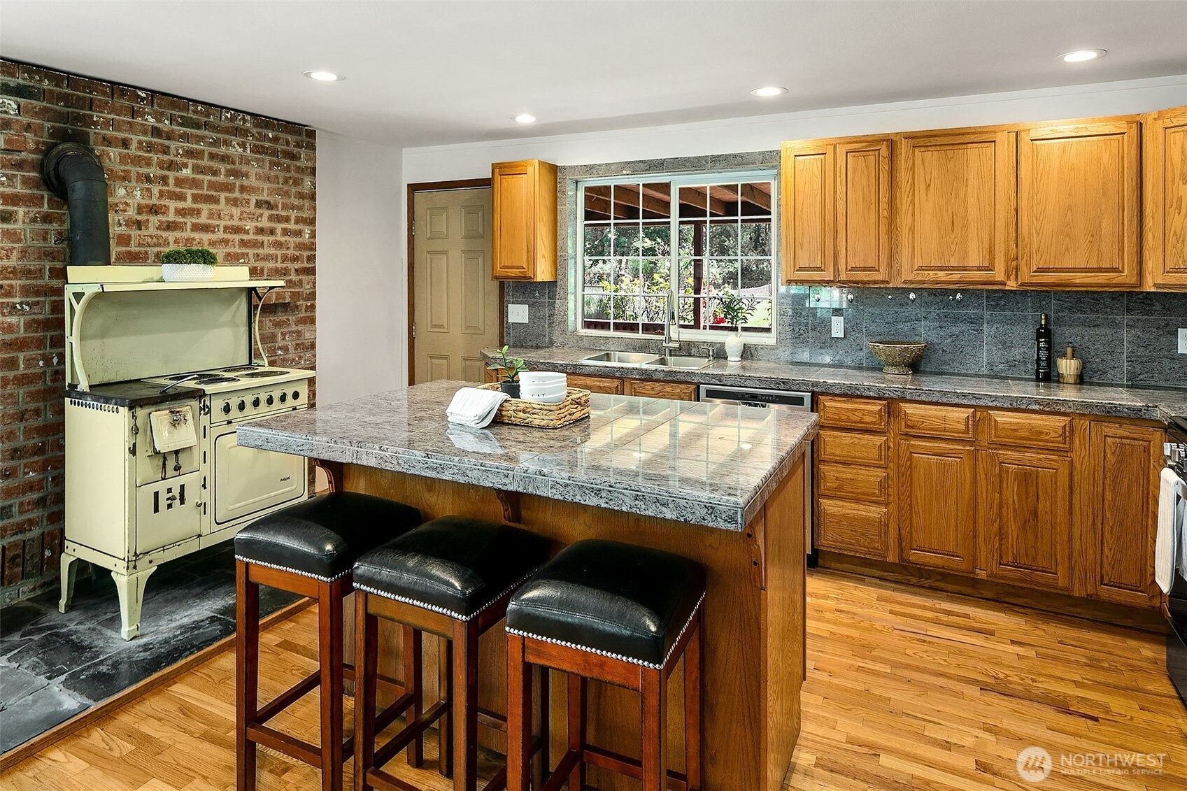 17023 Southeast Jones Road Renton, WA 98058 - Photo 6 of 37 Gallery Image 6