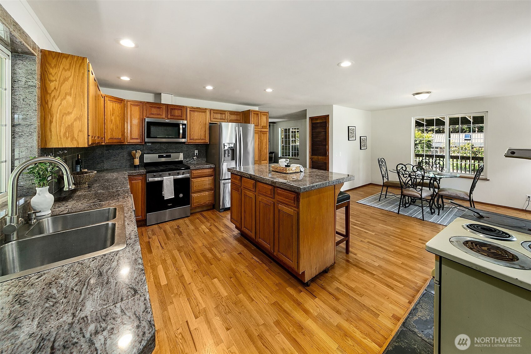17023 Southeast Jones Road Renton, WA 98058 - Photo 7 of 37 Gallery Image 7