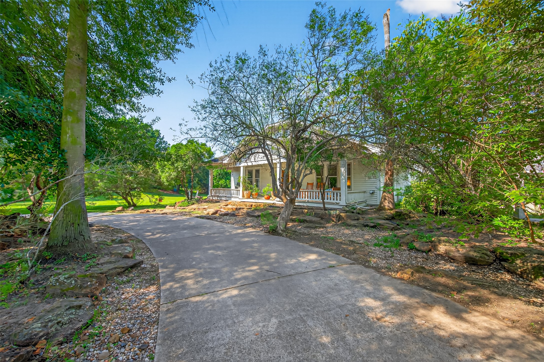 38011 Spur 149 Road Magnolia, TX 77354 - Photo 7 of 49 The circular driveway leads to a serene, private setting.