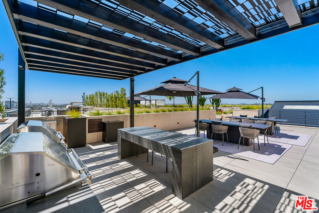 10700 Tabor Street, Unit 511 Los Angeles, CA 90034 - Photo 20 of 26 a view of a patio with table and chairs