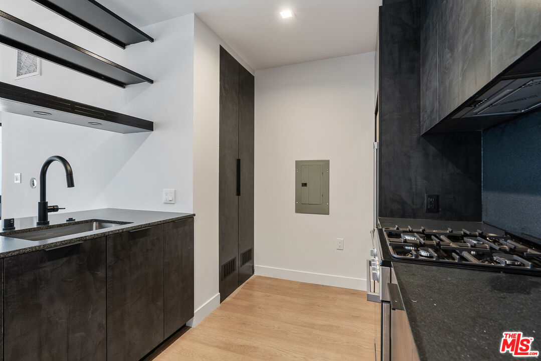 10700 Tabor Street, Unit 511 Los Angeles, CA 90034 - Photo 3 of 26 a kitchen with a sink and a stove
