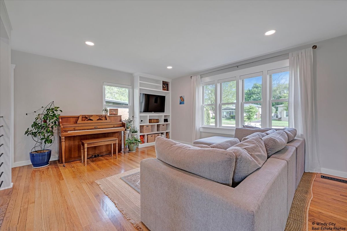442 Berry Road Barrington, IL 60010 - Photo 3 of 22 Gallery Image 3