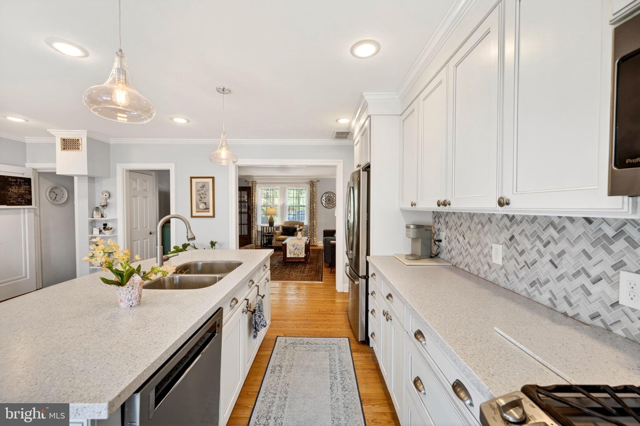 425 Murdock Road Baltimore, MD 21212 - Photo 15 of 63 Custom cabinetry!