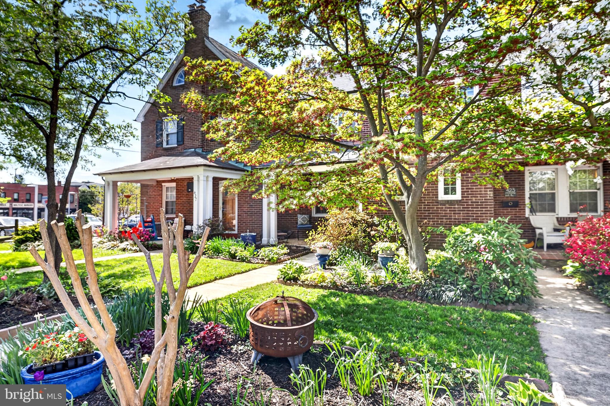 425 Murdock Road Baltimore, MD 21212 - Photo 4 of 63 Beautiful landscaping!-- Spring is here!