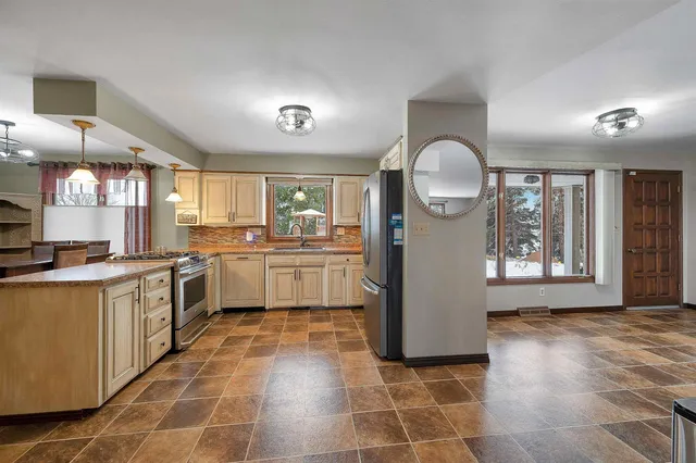 $389,900 | 2780 South Ridge Road, Green Bay, WI 54304