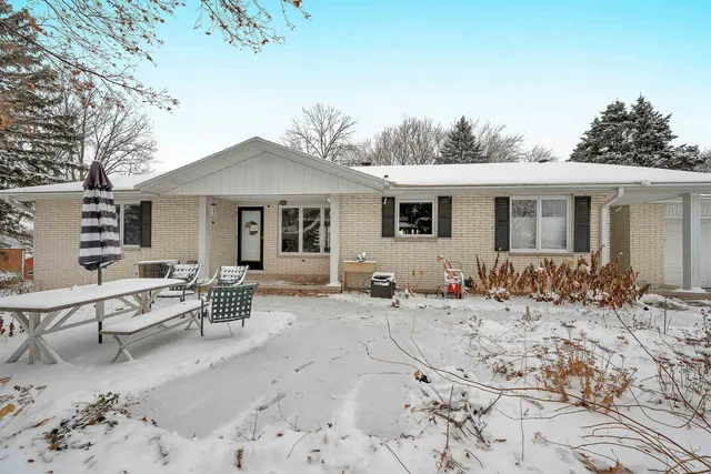 $389,900 | 2780 South Ridge Road, Green Bay, WI 54304