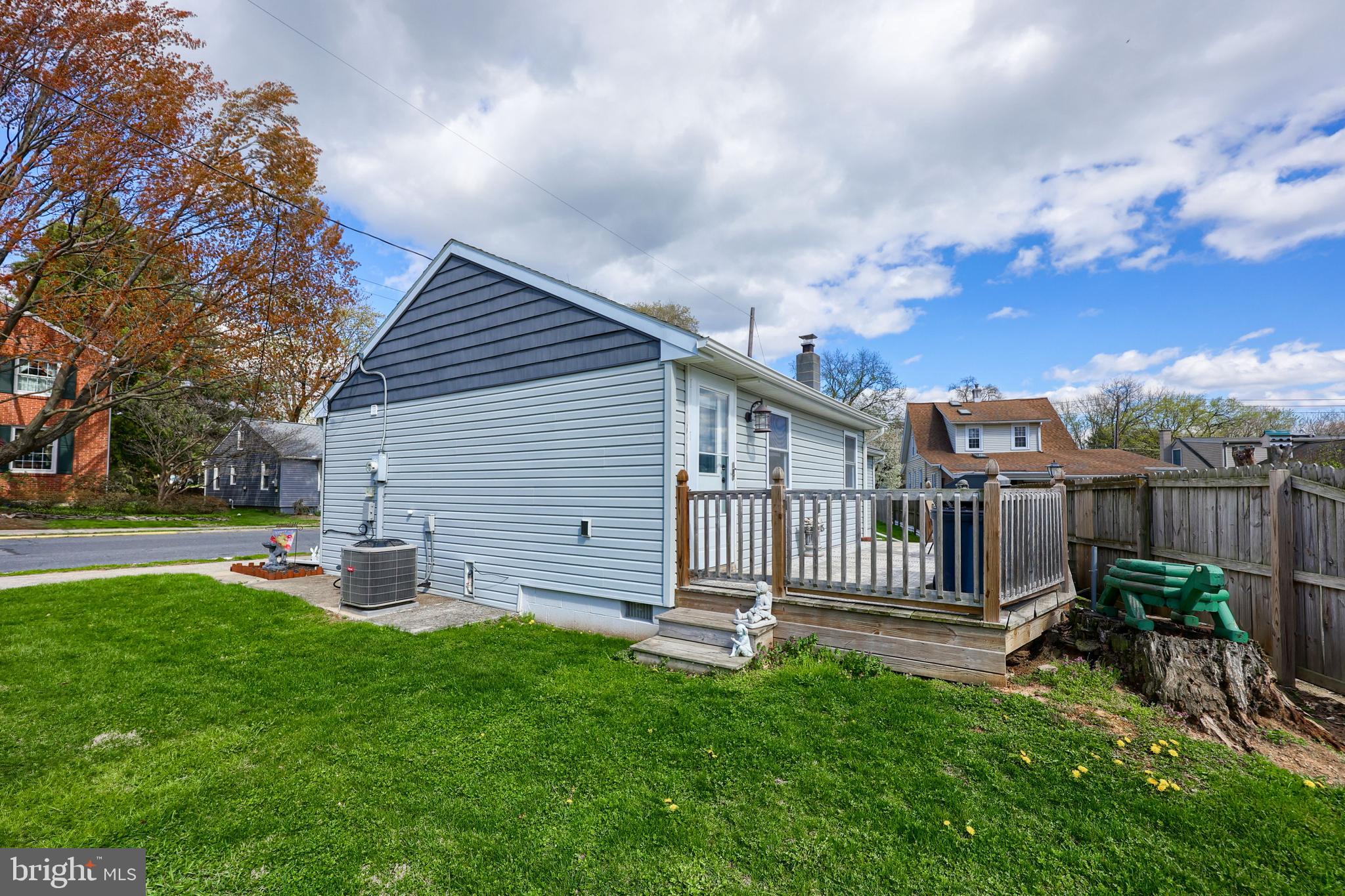 264 Noble Street Lititz, PA 17543 - Photo 26 of 28 a backyard of a house with table and chairs