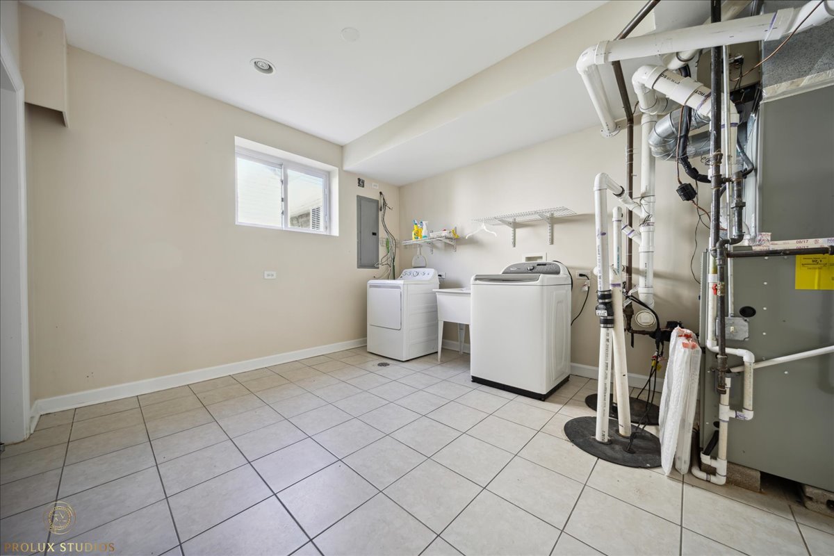2929 North Rutherford Avenue Chicago, IL 60634 - Photo 14 of 26 a room with a washing machine and cabinets