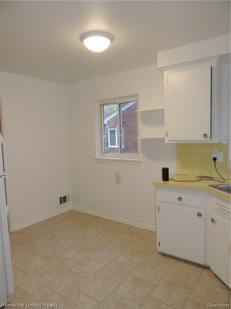 31809 Marblehead Road Farmington, MI 48336 - Photo 10 of 26 DSCN6563.JPG