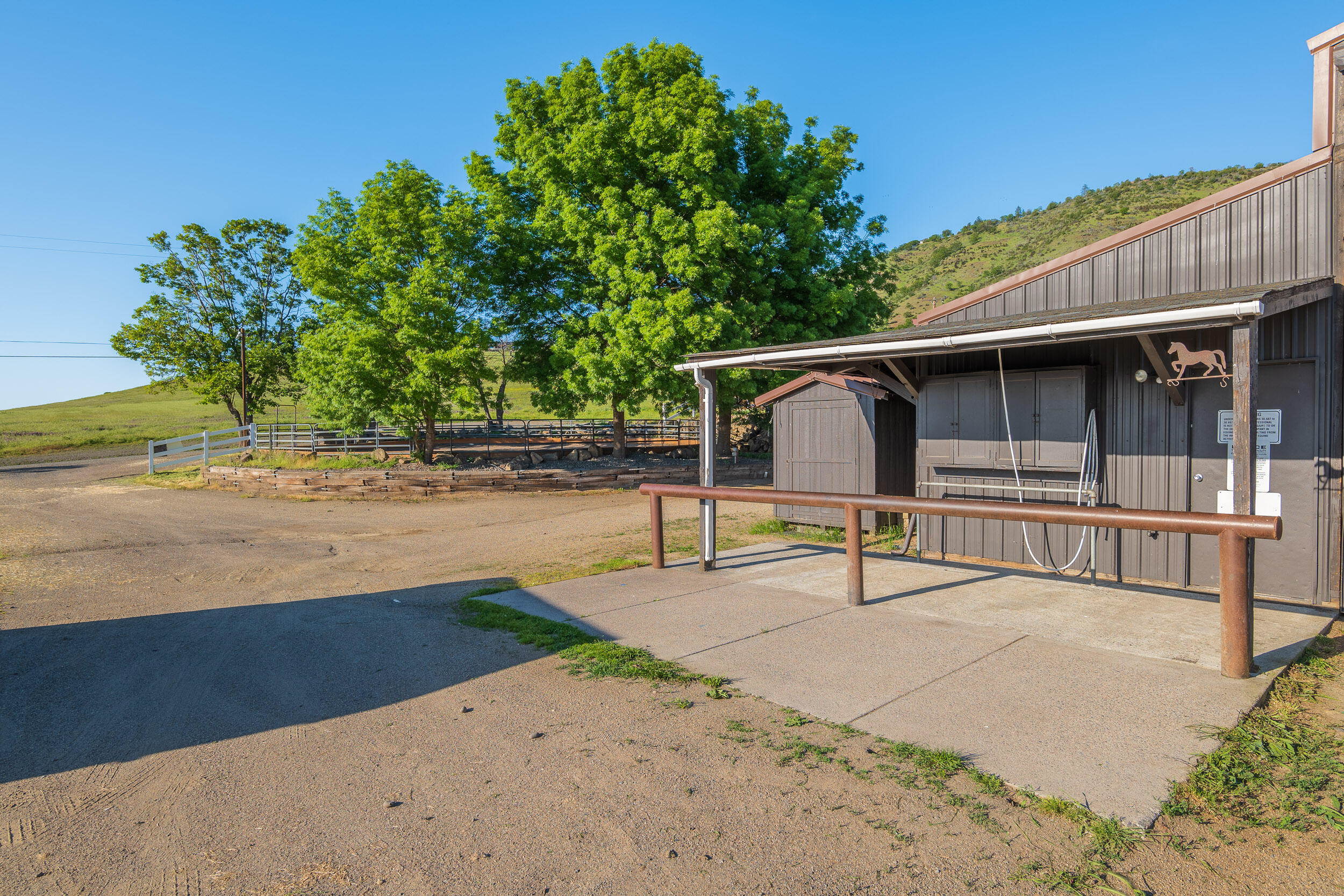 2978 North Foothill Road Medford, OR 97504 - Photo 15 of 61 Roxy15