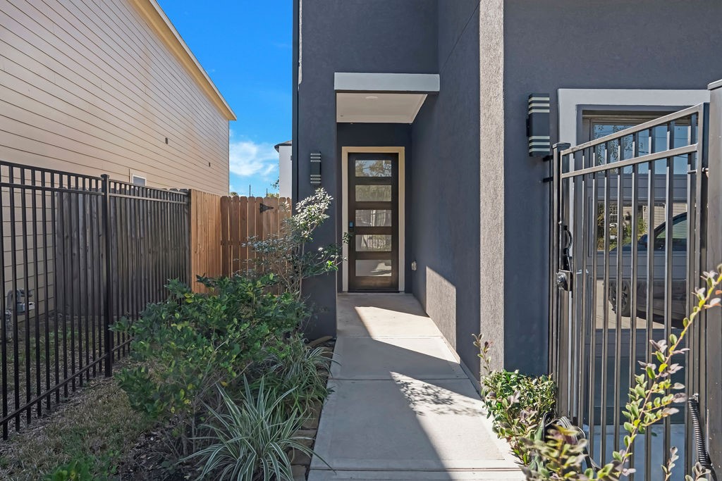 4614 Redbud Street Houston, TX 77051 - Photo 4 of 23 Entry