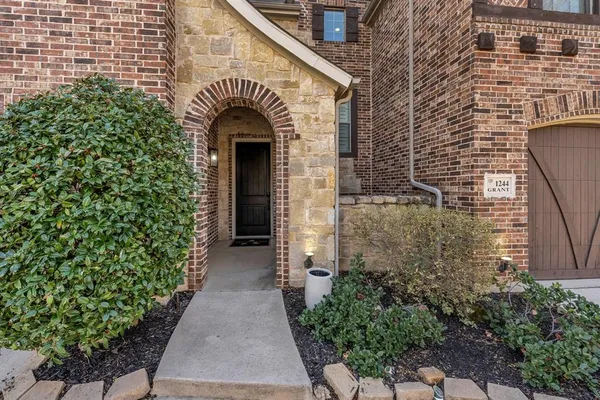 a view of entryway with garden