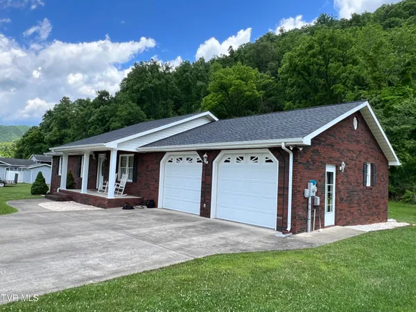 $379,900 | 839 Deerfield Lane, Hampton, TN 37658