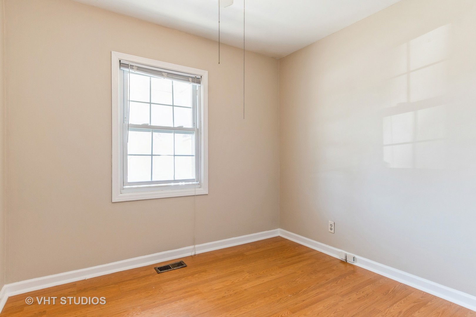 325 Kirman Avenue Romeoville, IL 60446 - Photo 9 of 13 an empty room with a window