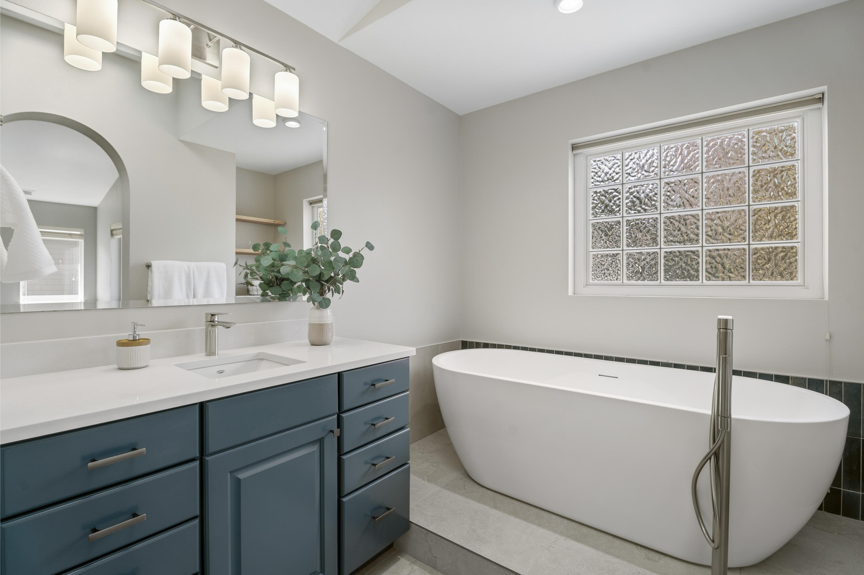 61425 Davis Lake Loop Bend, OR 97702 - Photo 28 of 51 62-Bathroom