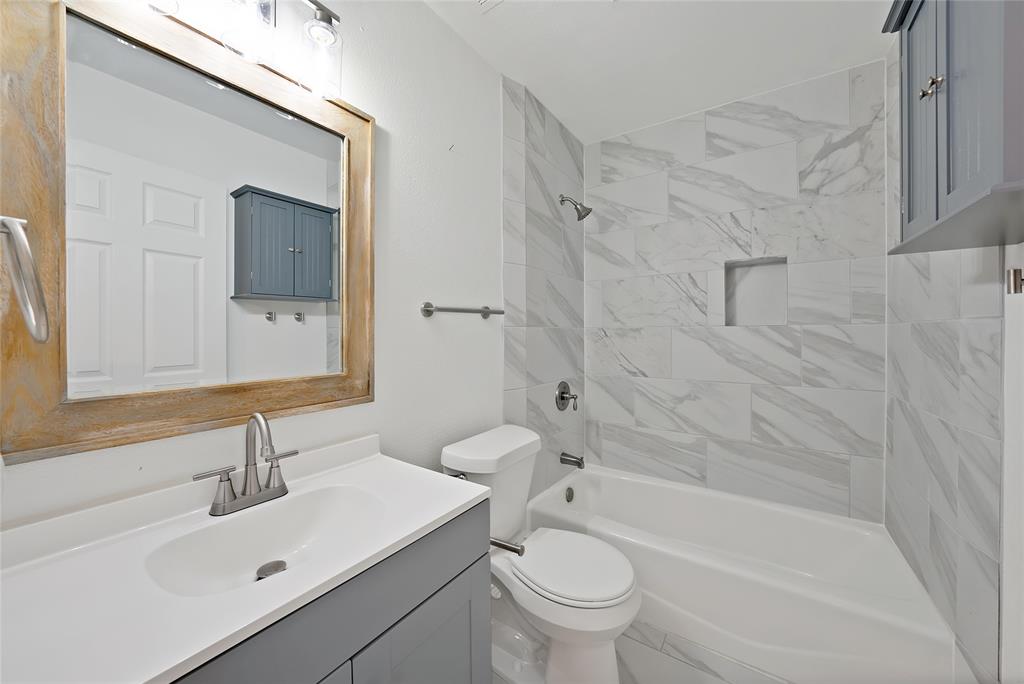 715 East Avenue F Midlothian, TX 76065 - Photo 18 of 33 a bathroom with a sink mirror toilet and bathtub