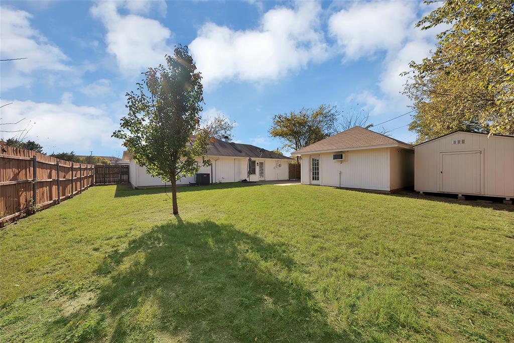715 East Avenue F Midlothian, TX 76065 - Photo 29 of 33 a bathroom with a yard