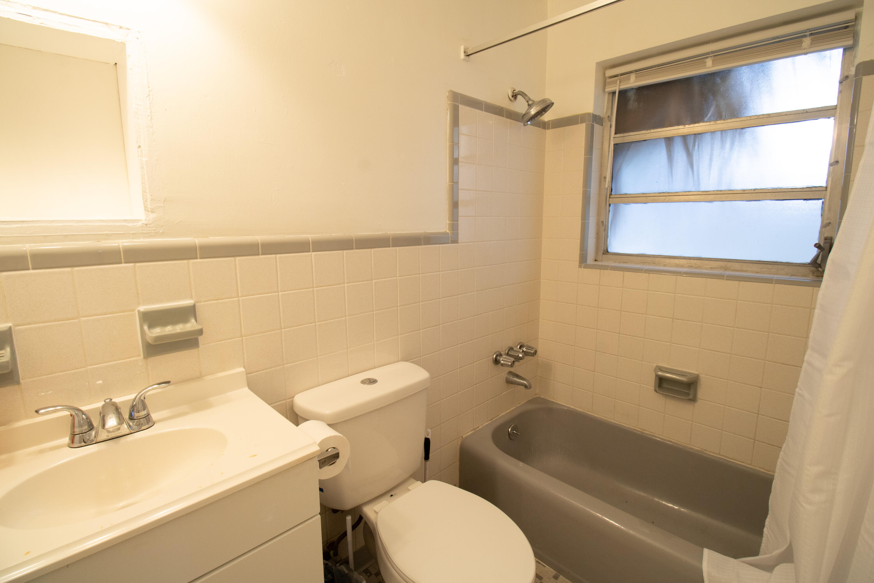 1257 Island Road, Unit 7 Riviera Beach, FL 33404 - Photo 8 of 11 1257masterbath7