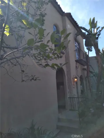 a view of a house with a dry yard